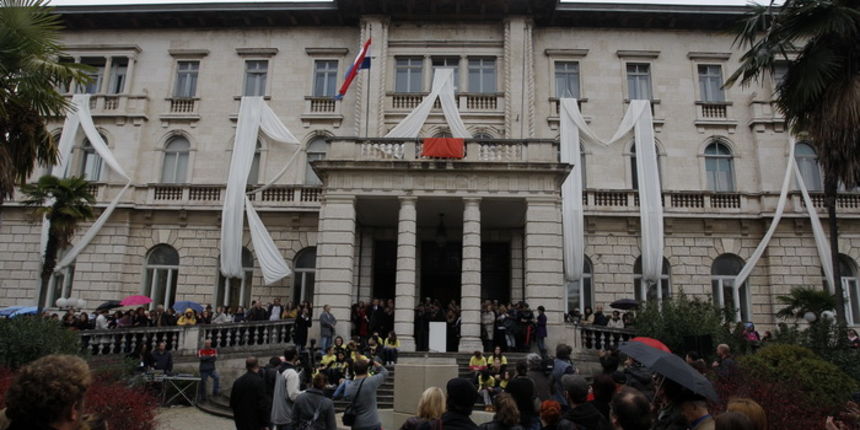 Pula, 021211.
Vec tradicionalno, programom u vrtu Doma branitelja tocno u podne otvoren je 17. Sa(n)jam knjige. Na otvorenju su govorili gradonacelnik grada Pule, Boris Miletic zupan Istarske zupanije, Ivan Jakovcic, direktorica Sajma, Magdalena Vodopija Pula, 021211.
Vec tradicionalno, programom u vrtu Doma branitelja tocno u podne otvoren je 17. Sa(n)jam knjige. Na otvorenju su govorili gradonacelnik grada Pule, Boris Miletic zupan Istarske zupanije, Ivan Jakovcic, direktorica Sajma, Magdalena Vodopija