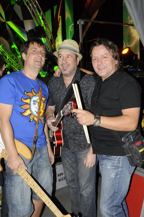 Vodice, 110611.
Obala Vladimira Natora.
Posljednja vecer CMC -a u Vodicama.
Na slici: Neno Belan i Fiumens.
Foto: Marija Mihic / CROPIX