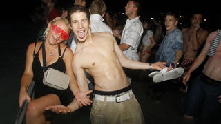 Split, 200810.
Koncert “Funk on the beach” u cast preminulog Dina Dvornika odrzan je na plazi Bacvice u organizaciji Deana Dvornika. Koncert je kasnio dva sata, dok je vise od 6 tisuca poklonika Dina Dvornika cekalo pocetak.
Foto: Duje Klaric / CROPIX Split, 200810.
Koncert “Funk on the beach” u cast preminulog Dina Dvornika odrzan je na plazi Bacvice u organizaciji Deana Dvornika. Koncert je kasnio dva sata, dok je vise od 6 tisuca poklonika Dina Dvornika cekalo pocetak.
Foto: Duje Klaric / CROPIX