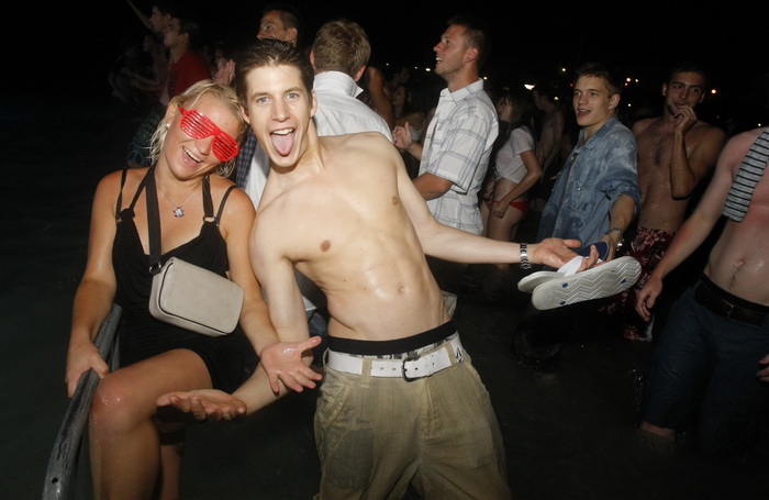 Split, 200810.
Koncert “Funk on the beach” u cast preminulog Dina Dvornika odrzan je na plazi Bacvice u organizaciji Deana Dvornika. Koncert je kasnio dva sata, dok je vise od 6 tisuca poklonika Dina Dvornika cekalo pocetak.
Foto: Duje Klaric / CROPIX Split, 200810.
Koncert “Funk on the beach” u cast preminulog Dina Dvornika odrzan je na plazi Bacvice u organizaciji Deana Dvornika. Koncert je kasnio dva sata, dok je vise od 6 tisuca poklonika Dina Dvornika cekalo pocetak.
Foto: Duje Klaric / CROPIX