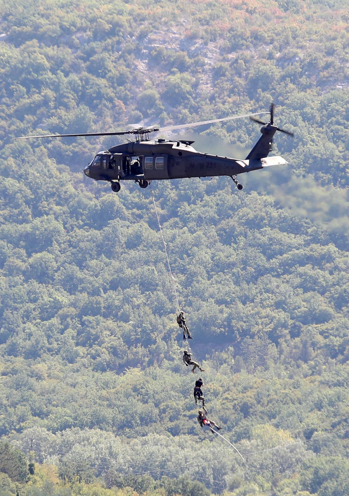 Preleti Rafalea i Krila oluje na obilježavanju 29. obljetnice VRO Oluja @ Knin Preleti Rafalea i Krila oluje na obilježavanju 29. obljetnice VRO Oluja @ Knin