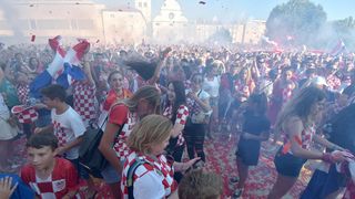 Tisuće Zadrana na Forumu navijalo za Vatrene u finalu Svjetskog prvenstva Tisuće Zadrana na Forumu navijalo za Vatrene u finalu Svjetskog prvenstva