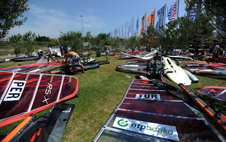 Zadar, 080711.
Svjetsko juniorsko prvenstvo u jedrenju 07.-15.srpnja 2011.
ISAF 2011.
U organizaciji jedrlicarskog kluba Uskok iz Zadra odrzava se svjetsko juniorsko prvenstvo u jedrenju za klase SL 16, 420, 29er, Laser i RS-X. Na prvenstvu se natjece 350 Zadar, 080711.
Svjetsko juniorsko prvenstvo u jedrenju 07.-15.srpnja 2011.
ISAF 2011.
U organizaciji jedrlicarskog kluba Uskok iz Zadra odrzava se svjetsko juniorsko prvenstvo u jedrenju za klase SL 16, 420, 29er, Laser i RS-X. Na prvenstvu se natjece 350