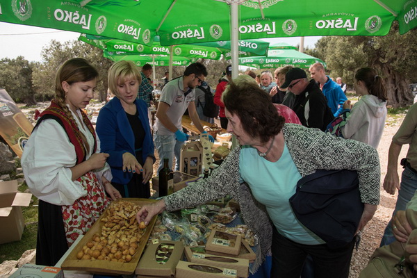 U Vrtovima lunjskih maslina održana 12. Lunjska maslinada. Foto: Vinko Pešić