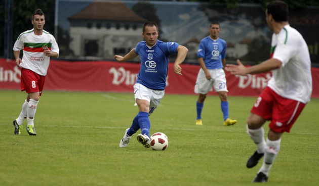 Varazdin, 300611. Na Gradskom stadionu u Varazdinu utakmicu 1. pretkola Europske lige igraju Varazdin (plavi) i Lusitans iz Andore. Na slici: Nikola Safaric. Foto: Zeljko Hajdinjak / Cropix