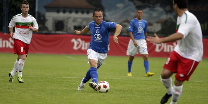Varazdin, 300611. Na Gradskom stadionu u Varazdinu utakmicu 1. pretkola Europske lige igraju Varazdin (plavi) i Lusitans iz Andore. Na slici: Nikola Safaric. Foto: Zeljko Hajdinjak / Cropix Varazdin, 300611. Na Gradskom stadionu u Varazdinu utakmicu 1. pretkola Europske lige igraju Varazdin (plavi) i Lusitans iz Andore. Na slici: Nikola Safaric. Foto: Zeljko Hajdinjak / Cropix