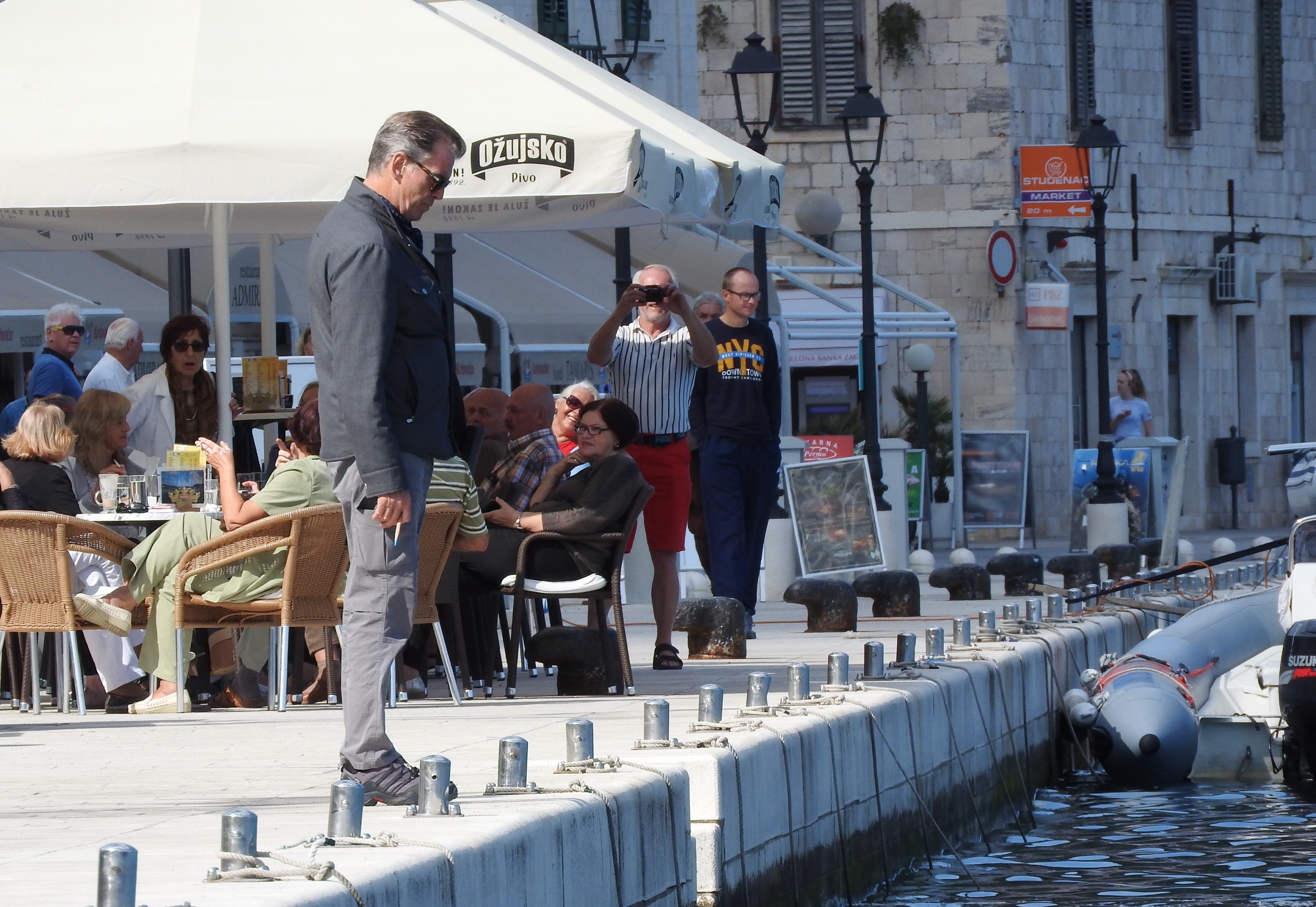 Može li bivši James Bond ‘proći’ kao obični turist? Pierce Brosnan na Visu pokazao još jedan talent