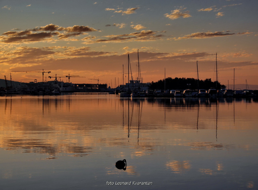 Svitanje i rano jutro u novoj luci Gaženica