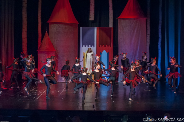HNK Zadar: Bajka.hr Plesne udruge Gesta, Foto: Željko Karavida HNK Zadar: Bajka.hr Plesne udruge Gesta, Foto: Željko Karavida