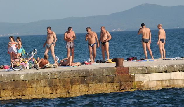 Zadar, 160610.
Kupanje i suncanje u Zadru.
Foto : Andrija Lucic / cropix