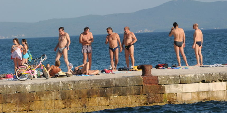 Zadar, 160610.
Kupanje i suncanje u Zadru.
Foto : Andrija Lucic / cropix Zadar, 160610.
Kupanje i suncanje u Zadru.
Foto : Andrija Lucic / cropix