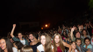 Mještani Bibinja sinoć su uživali u vrhunskom koncertu grupe Colonija na sportskom centru Crljenica Mještani Bibinja sinoć su uživali u vrhunskom koncertu grupe Colonija na sportskom centru Crljenica