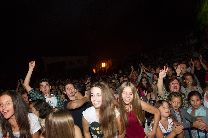 Mještani Bibinja sinoć su uživali u vrhunskom koncertu grupe Colonija na sportskom centru Crljenica Mještani Bibinja sinoć su uživali u vrhunskom koncertu grupe Colonija na sportskom centru Crljenica