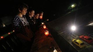 U znak sjećanja na stradanje Škabrnje i Vukovara učenici zadarske Pomorske škole zapalili su lampione na kruni Kopnenih vrata te na djelu bedema iznad lučice Foše.  Photo: Filip Brala/PIXSELL