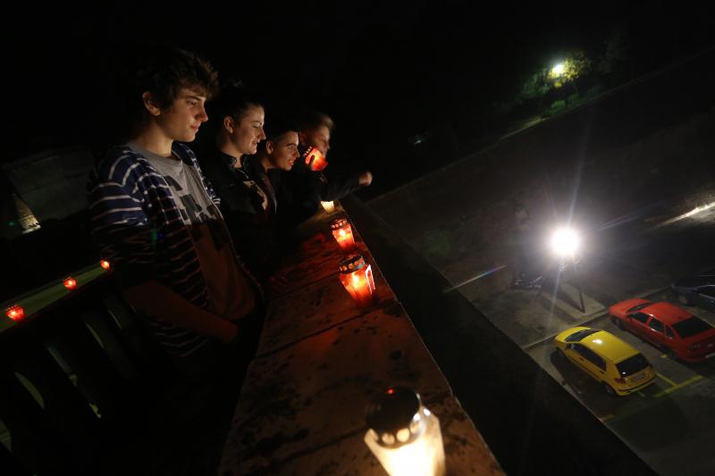 U znak sjećanja na stradanje Škabrnje i Vukovara učenici zadarske Pomorske škole zapalili su lampione na kruni Kopnenih vrata te na djelu bedema iznad lučice Foše.  Photo: Filip Brala/PIXSELL