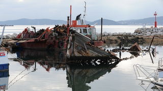 Zadar, 090113.
Iz uvale Vitrenjak iz mora se poceo izvlaciti stari drveni turisticki brod koji je potopljen vec 25 godina. Radnici ga rastavljaju na komade jer je prevelik da bi se oteglio odjednom.
Na fotografiji: izvlacenje broda.
Foto: Luka Gerlanc / C