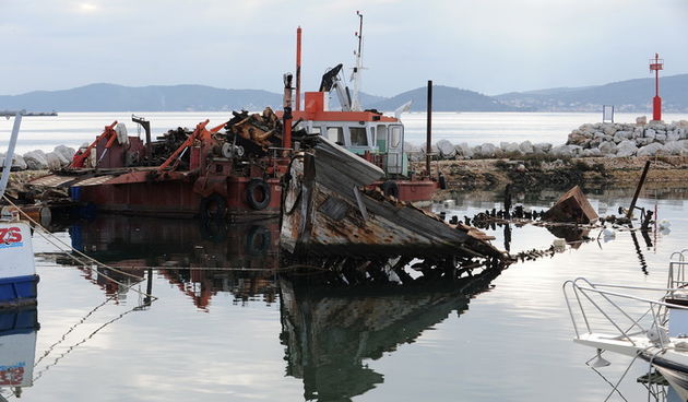 Zadar, 090113.
Iz uvale Vitrenjak iz mora se poceo izvlaciti stari drveni turisticki brod koji je potopljen vec 25 godina. Radnici ga rastavljaju na komade jer je prevelik da bi se oteglio odjednom.
Na fotografiji: izvlacenje broda.
Foto: Luka Gerlanc / C