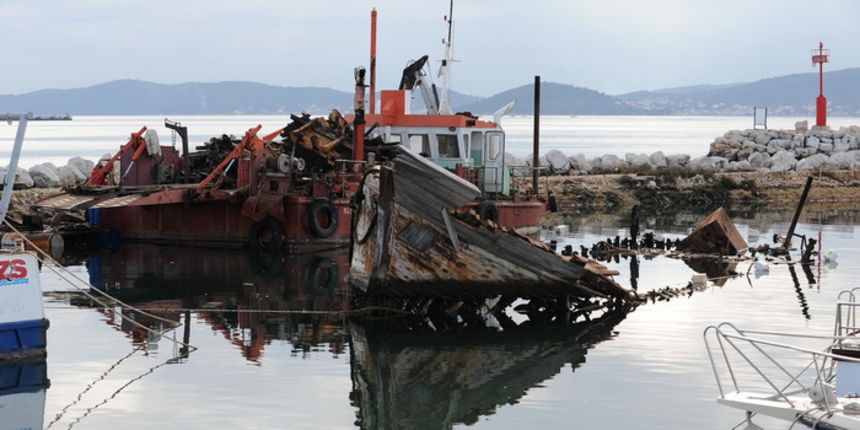 Zadar, 090113.
Iz uvale Vitrenjak iz mora se poceo izvlaciti stari drveni turisticki brod koji je potopljen vec 25 godina. Radnici ga rastavljaju na komade jer je prevelik da bi se oteglio odjednom.
Na fotografiji: izvlacenje broda.
Foto: Luka Gerlanc / C