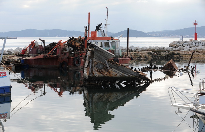 Zadar, 090113.
Iz uvale Vitrenjak iz mora se poceo izvlaciti stari drveni turisticki brod koji je potopljen vec 25 godina. Radnici ga rastavljaju na komade jer je prevelik da bi se oteglio odjednom.
Na fotografiji: izvlacenje broda.
Foto: Luka Gerlanc / C