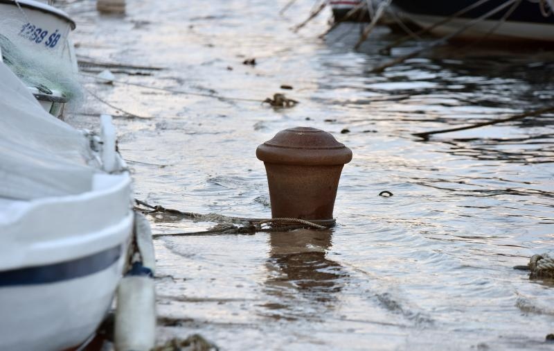 Sibenik – Zbog velike plime u gradu poplavio dio rive u starom dijelu grada Dolcu. Photo: Hrvoje Jelavic/PIXSELL