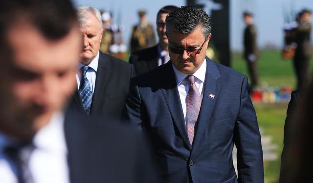 Predsjednik Vlade Republike Hrvatske Tihomir Oreskovic boravi u dvodnevnom posjetu Vukovarsko-srijemskoj zupaniji. U pratnji ministra obrta i poduzetnistva Darka Horvata te zamjenika ministra poljoprivrede Tugomira Majdaka polozio je vijenac i zapalio svi