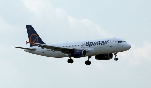 Spainair; Pleso, 280410. Predstavnici zrakoplovnog prijevoznika Spanair i Zracne luke Zagreb  objavili su uspostavu redovnog zracnog prometa na ruti Barcelona-Zagreb-Barcelona.  Na slici: avion zrakoplovne kompanije Spanair slijece na pistu. Na slici: Dav
