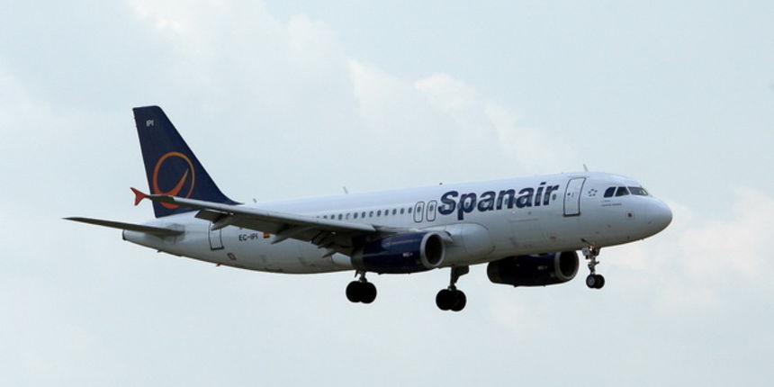 Spainair; Pleso, 280410. Predstavnici zrakoplovnog prijevoznika Spanair i Zracne luke Zagreb  objavili su uspostavu redovnog zracnog prometa na ruti Barcelona-Zagreb-Barcelona.  Na slici: avion zrakoplovne kompanije Spanair slijece na pistu. Na slici: Dav