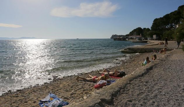 Ljetne temperature su se vratile i na zadarskoj plaži Kolovare je otvorena sezona kupanja.  Photo: Filip Brala/PIXSELL