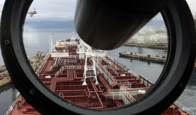 Rijeka, 251011.
U rijeckom brodogradilistu 3. maj danas je Tankerska plovidba Zadar preuzela tanker Vinjerac porinut krajem svibnja. Rijec je o drugom istovjetnom tankeru izgradjenom u 3. maju za zadarskog narucitelja. Sluzi za prijevoz nafte, naftnih pre