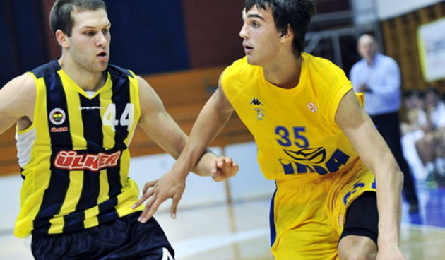 Zagreb, 270911.SD Trnsko.Kosarkaska utakmica KK Zagreb – Fenerbahce Ulker.Na slici: Dario Saric (Zagreb) i Bojan Bogdanovic (Fenerbahce).Foto: Boris Kovacev / CROPIX