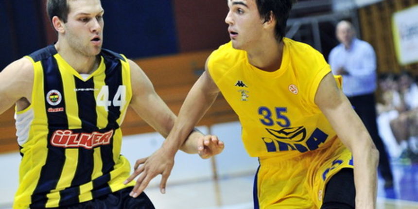 Zagreb, 270911.SD Trnsko.Kosarkaska utakmica KK Zagreb – Fenerbahce Ulker.Na slici: Dario Saric (Zagreb) i Bojan Bogdanovic (Fenerbahce).Foto: Boris Kovacev / CROPIX