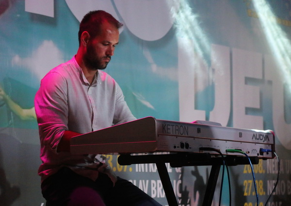 Virsko ljeto 2016: Tomislav Bralić i klapa Intrade oduševili 12 tisuća obožavatelja na virskoj rivi Virsko ljeto 2016: Tomislav Bralić i klapa Intrade oduševili 12 tisuća obožavatelja na virskoj rivi