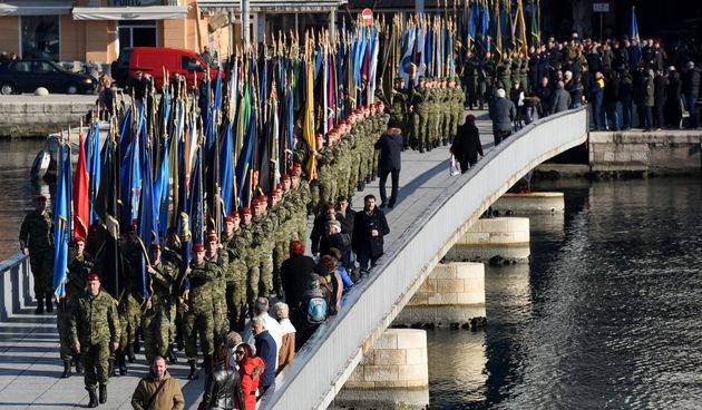Mimohod postrojbi na proslavi obljetnice VRO Maslenica