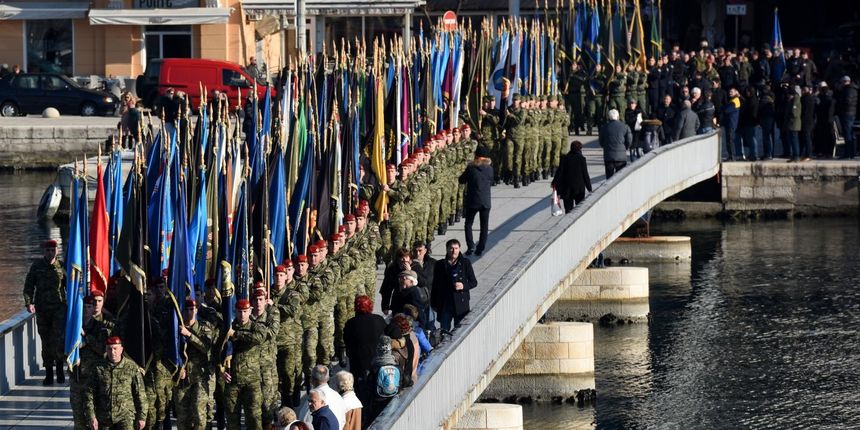 Mimohod postrojbi na proslavi obljetnice VRO Maslenica