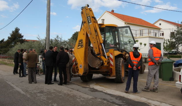 Zadar, 130411.
Dogradonacelnik Darko Kasap i direktor Odvodnje Grgo Peronja najavili su  pocetak gradnje objekta Sekundarne kanalizacijske mreze na podrucju MO Visnjik.
Na slici:  strojevi spremni za pocetak gradnje.
Foto: Vladimir Ivanov / CROPIX