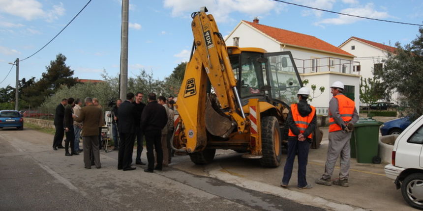 Zadar, 130411.
Dogradonacelnik Darko Kasap i direktor Odvodnje Grgo Peronja najavili su  pocetak gradnje objekta Sekundarne kanalizacijske mreze na podrucju MO Visnjik.
Na slici:  strojevi spremni za pocetak gradnje.
Foto: Vladimir Ivanov / CROPIX