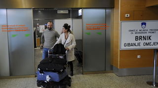 Ljubljana, 071110.
Danas je na ljubljansku zracnu luku Brnik stigao glumac Halit Ergenc poznatiji kao Onur iz sapunice 1001 noc. Stigao je avionom Turkisch airlinesa iz Istanbula.
Na slici: glumac Halit Ergenc u slovenskoj zracnoj luci.
Foto: Sime Sokota Ljubljana, 071110.
Danas je na ljubljansku zracnu luku Brnik stigao glumac Halit Ergenc poznatiji kao Onur iz sapunice 1001 noc. Stigao je avionom Turkisch airlinesa iz Istanbula.
Na slici: glumac Halit Ergenc u slovenskoj zracnoj luci.
Foto: Sime Sokota