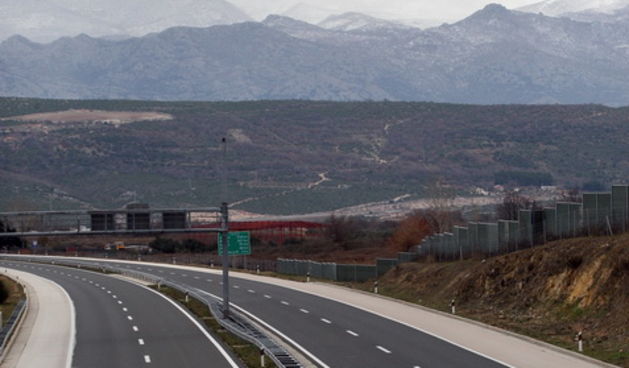 Zadar, 21012011
Zbog jake bure i snjega otezan je promet izmedju Dalmacije i ostatka Hrvatske.Autocesta A1 izmedju Sv.Roka i Posedarja zatvorena je za sav promet pa se promet odvijao   peko Prezida izmedju Gracaca i Obrovca.
Na slici : autocesta bez vozil