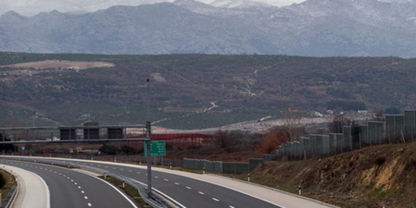 Zadar, 21012011
Zbog jake bure i snjega otezan je promet izmedju Dalmacije i ostatka Hrvatske.Autocesta A1 izmedju Sv.Roka i Posedarja zatvorena je za sav promet pa se promet odvijao peko Prezida izmedju Gracaca i Obrovca.
Na slici : autocesta bez vozil Zadar, 21012011
Zbog jake bure i snjega otezan je promet izmedju Dalmacije i ostatka Hrvatske.Autocesta A1 izmedju Sv.Roka i Posedarja zatvorena je za sav promet pa se promet odvijao peko Prezida izmedju Gracaca i Obrovca.
Na slici : autocesta bez vozil