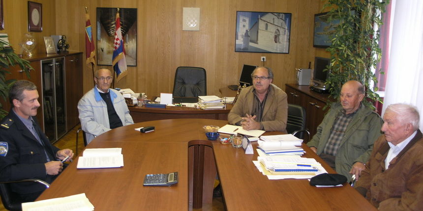 Sastanak povjerenstva za štete od čagljeva (Foto: J. Portada)) Sastanak povjerenstva za štete od čagljeva (Foto: J. Portada))