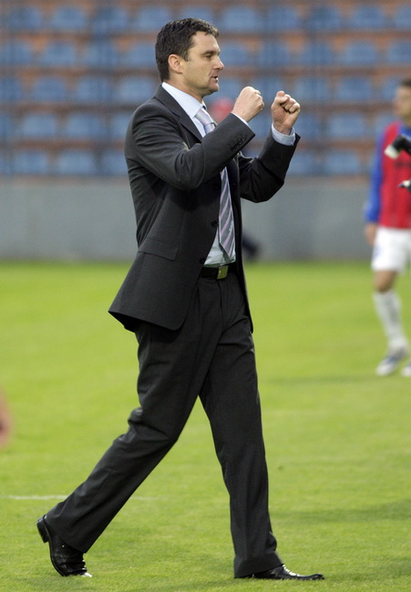 Varazdin, 080510.
Na gradskom stadionu u Varazdinu igra se 29. kolo prve HNL izmedju Varteksa i Zadra. Varteks je pobjedio 1:0 pogotkom Matije Smrekara.
Na slici: trener Varteksa Samir Toplak.
Foto: Zeljko Hajdinjak / CROPIX