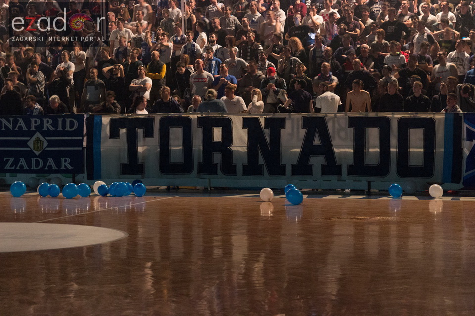 Humanitarno gledanje utakmice Zadar-Cibona (85-84) u Jazinama Humanitarno gledanje utakmice Zadar-Cibona (85-84) u Jazinama