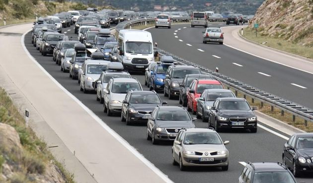 Zbog orkanske bure promet autocestom A1 odvija se otežano. Photo: Dino Stanin/PIXSELL