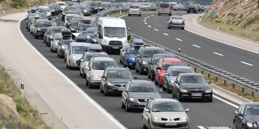 Zbog orkanske bure promet autocestom A1 odvija se otežano. Photo: Dino Stanin/PIXSELL