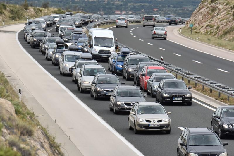 Zbog orkanske bure promet autocestom A1 odvija se otežano. Photo: Dino Stanin/PIXSELL