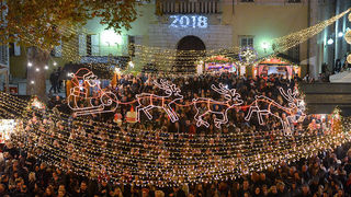 Deset tisuća posjetitelja uživalo u otvorenju Adventa u Zadru- koncertu Ivana Zaka i vatrometu