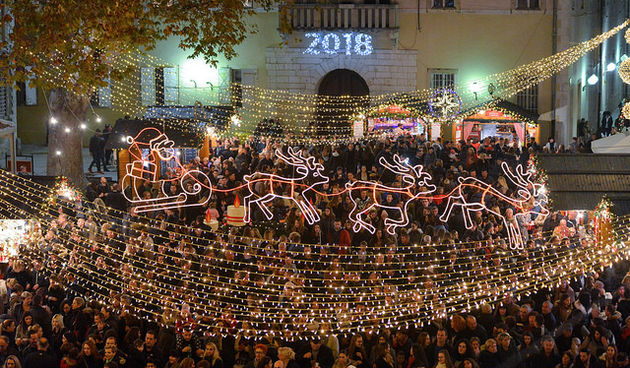 Deset tisuća posjetitelja uživalo u otvorenju Adventa u Zadru- koncertu Ivana Zaka i vatrometu