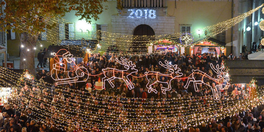 Deset tisuća posjetitelja uživalo u otvorenju Adventa u Zadru- koncertu Ivana Zaka i vatrometu Deset tisuća posjetitelja uživalo u otvorenju Adventa u Zadru- koncertu Ivana Zaka i vatrometu