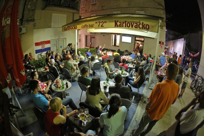 Utakmica Hrvatske i Kameruna gledala se u zadarskim kafićima, foto: Filip Brala/PIXSELL Utakmica Hrvatske i Kameruna gledala se u zadarskim kafićima, foto: Filip Brala/PIXSELL