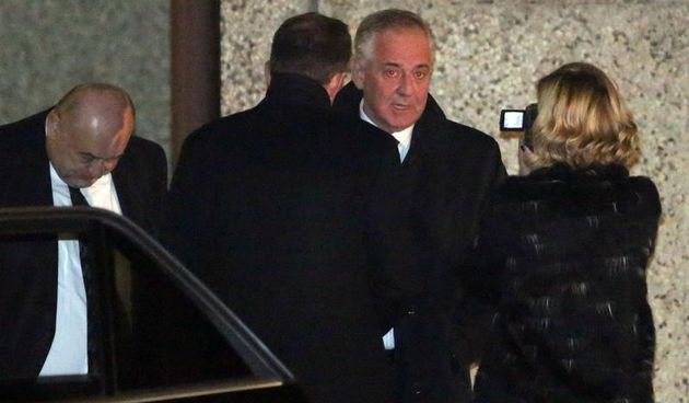 Zupanijski sud donio je odluku prema kojoj ce se bivsi premijer i predsjednik HDZ-a Ivo Sanader braniti sa slobode. Nije mu odredjena jamcevina niti su mu izrecene mjere opreza te ce mu vratiti putovnicu. Sanader se u pritvoru u Remetincu bez prestanka na